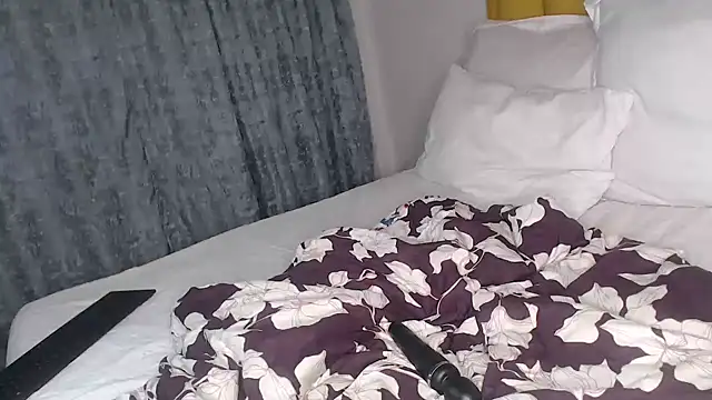 Bella_2025's cam snapshot