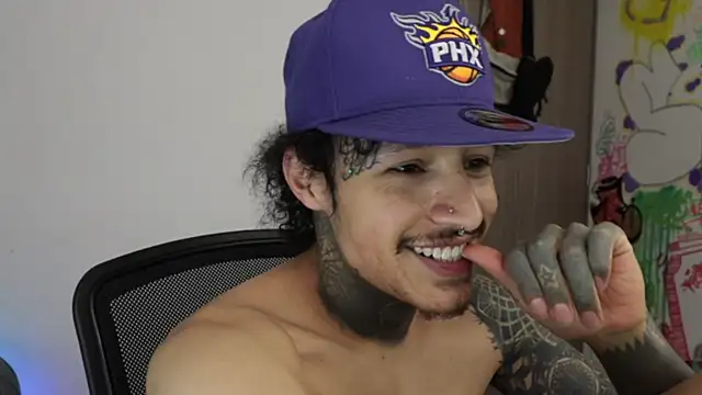 trieone live sex cam