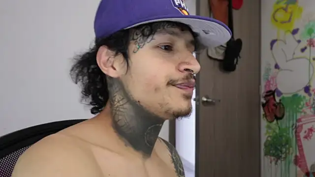 trieone live sex cam