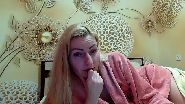 Yourrealgirl's cam snapshot