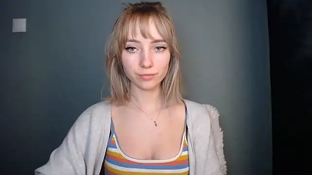 LuciaYoung live sex cam