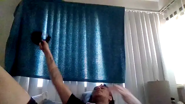 Tallhungandcloudy's cam snapshot