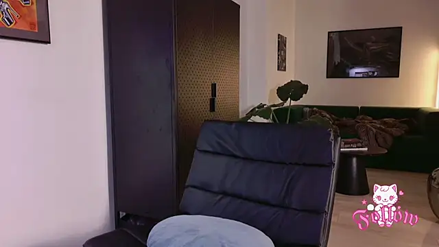 Rubbernina live sex cam