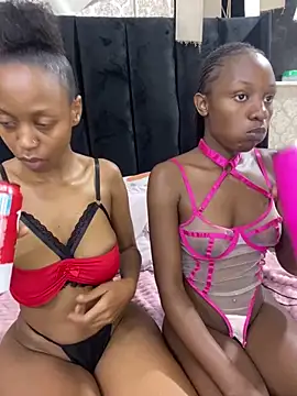 SexyPetitex25's cam snapshot