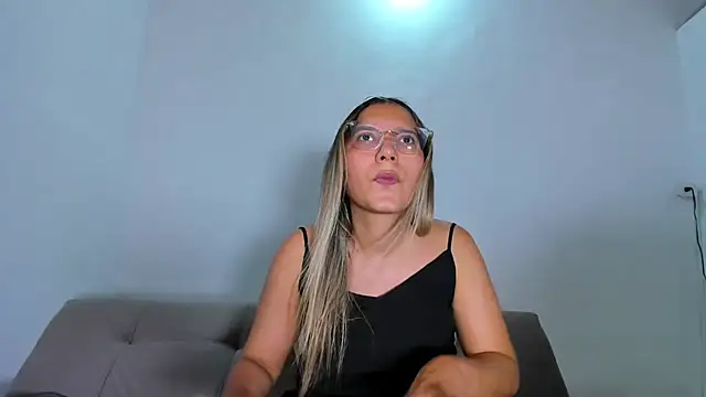 MaddieTease live sex cam