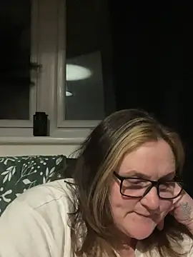 Busty-GilfQuinn's cam snapshot