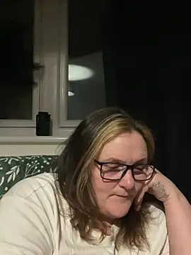 Busty-GilfQuinn's cam snapshot