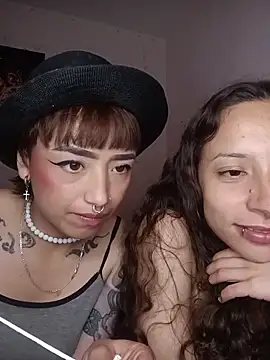 AlexxaAndRileyy live sex cam