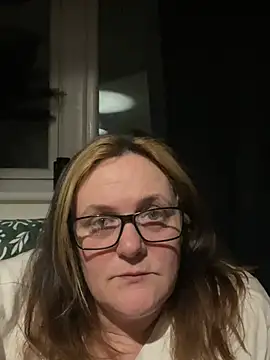 Busty-GilfQuinn's cam snapshot