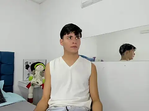 Aaron_Foxxx live sex cam