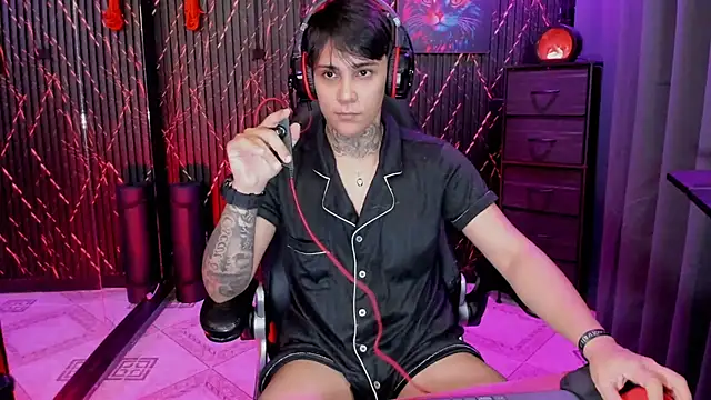 ZhoeStrong live sex cam