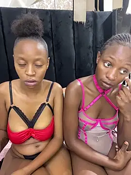 SexyPetitex25's cam snapshot