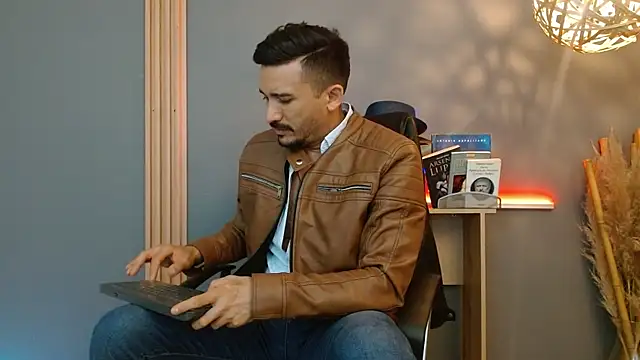 Reiko_85_ live sex cam