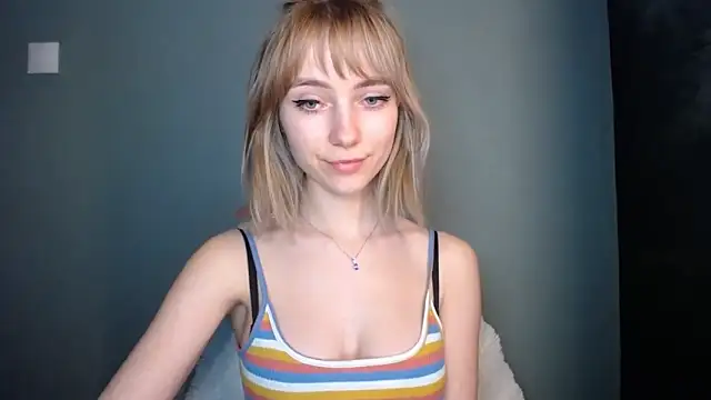 LuciaYoung live sex cam