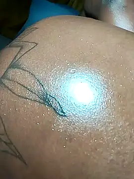 Hugemassivebootie live sex cam