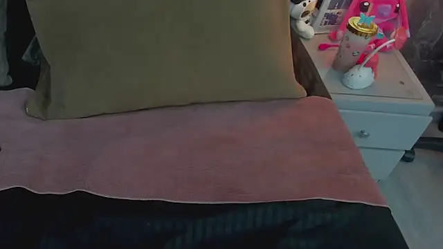 yiyisandoval's cam snapshot