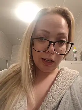 QueenDeluxe live sex cam