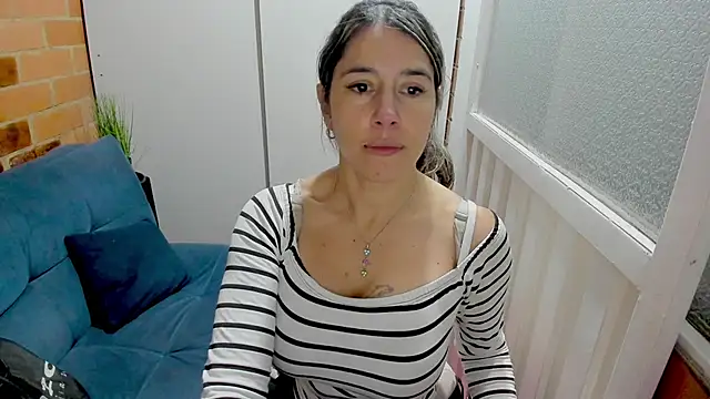 Penelope47 live sex cam
