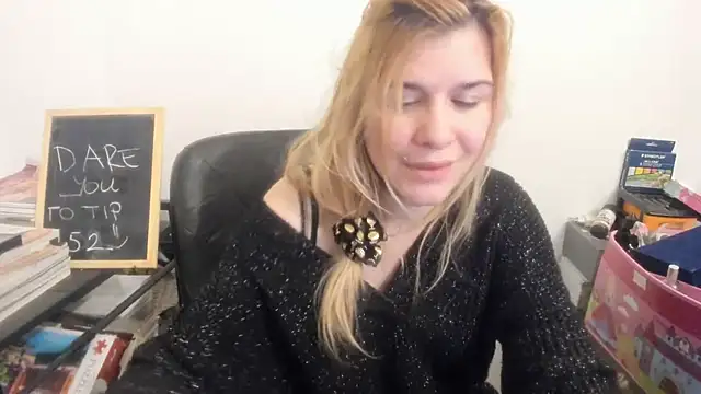 new_but_cute's cam snapshot