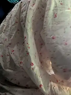 gurlnips live sex cam