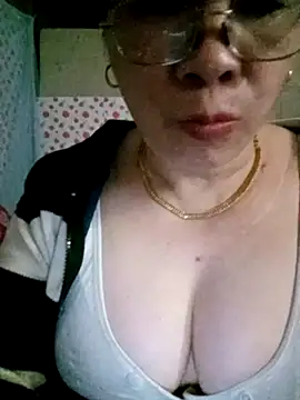 small-house123's cam snapshot