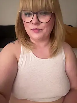 curvy_milfnextdoor's cam snapshot