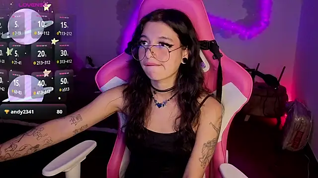 larah_uwu's cam snapshot