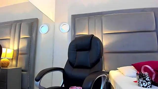 GabyMoreau live sex cam