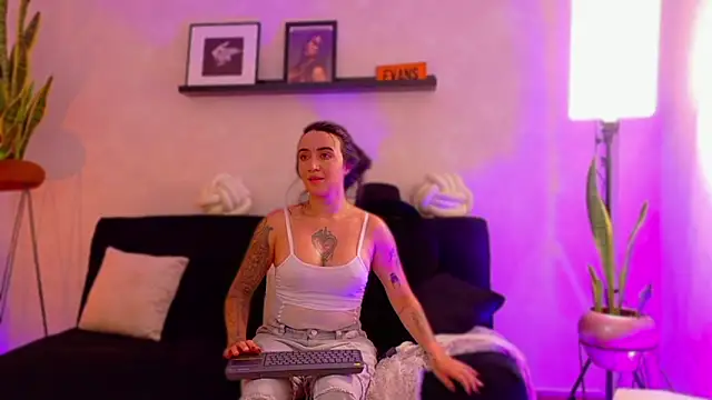 EmmyEvans1 live sex cam