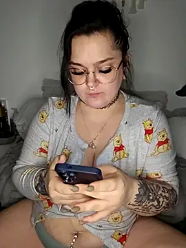 Saucy-Serenity live sex cam