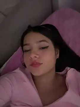 EmmiiGlow live sex cam