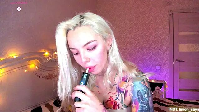 LillyMoure_'s cam snapshot