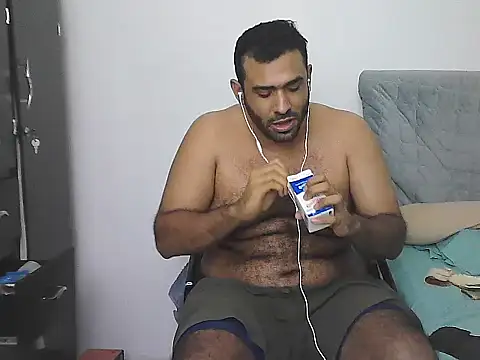 AlphaLatinoBear live sex cam