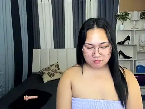 TsUncutKaren live sex cam