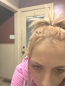 Blonde_bunny97's cam snapshot