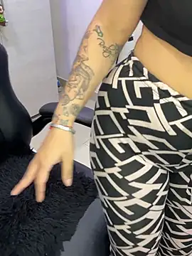 Latin_bigbutt's cam snapshot