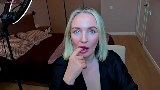 MonikaFoxys's cam snapshot