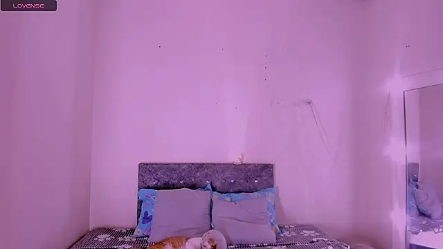 carolinemiller7 live sex cam