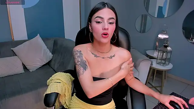 CarolineEvans_x's cam snapshot