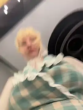 RonnieKiss live sex cam