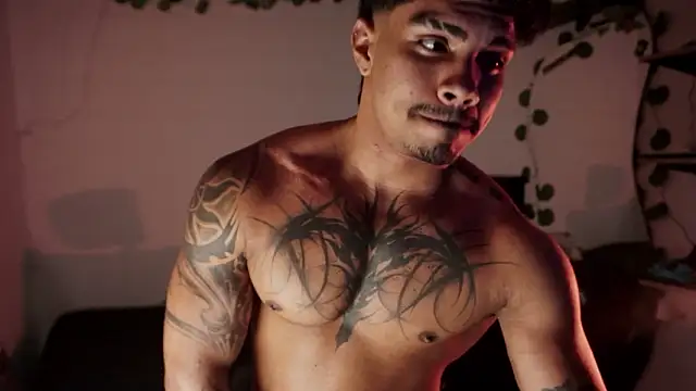 Young_laroi's cam snapshot