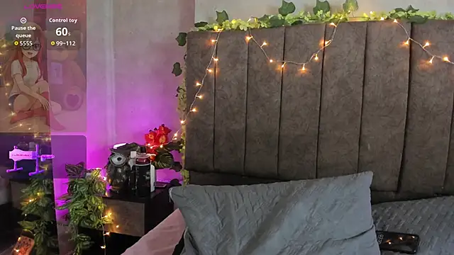 LanaMills_'s cam snapshot