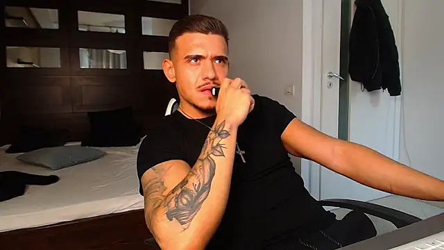 ElijahThorne live sex cam