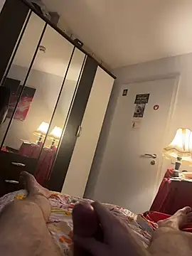 upinsomke1879's cam snapshot