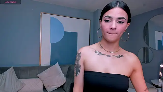 CarolineEvans_x's cam snapshot