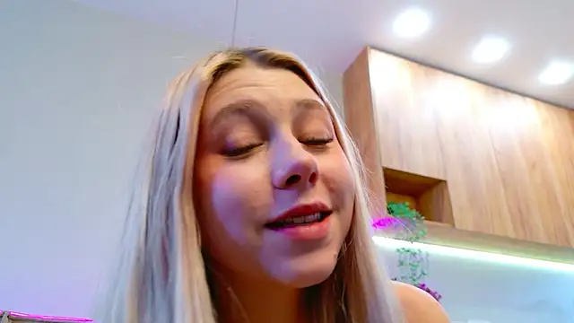 MidnightLily_'s cam snapshot