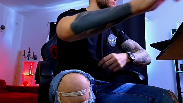 MightyAaron66 live sex cam