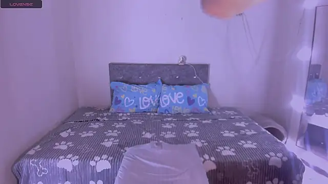 carolinemiller7 live sex cam