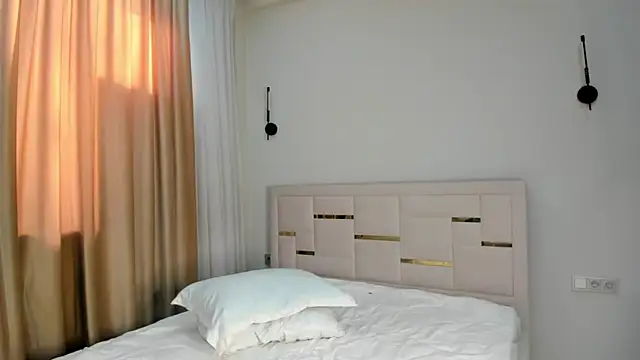 Lola_Peach's cam snapshot