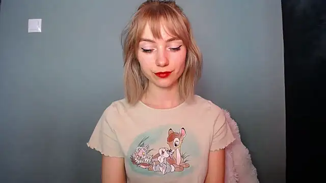 LuciaYoung live sex cam